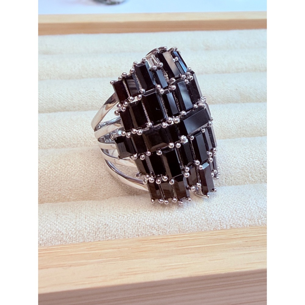 Beautiful Sterling silver ring. Size on pictures. Stamped.